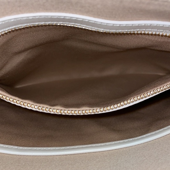 AUTHENTIC White MCM medium size pouch - Picture 6 of 10